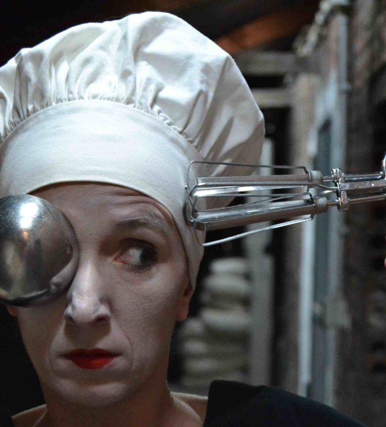 Chiara Vallini frusta elettrica alla tempia bassa Metti una sera a teatro, parlando di gastronomia. A Torino torna Play with Food, festival by Cuochivolanti. Arte del cibo, cibo come arte. Deliziosi sconfinamenti in scena