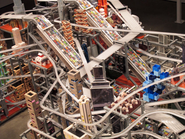 Chris Burden Metropolis II LACMA foto Marco Annunziata 6 Ma non si può starsene in pace nemmeno al museo? Al LACMA Chris Burden ricrea il casino del traffico di Los Angeles. Un'opera che doveva finire a Rivoli?