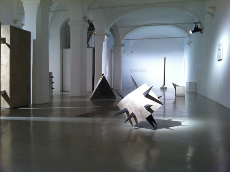 Galleria Niccoli Allestimento Courtesy Galleria darte Niccoli Parma Nel cemento, in stato d’assedio