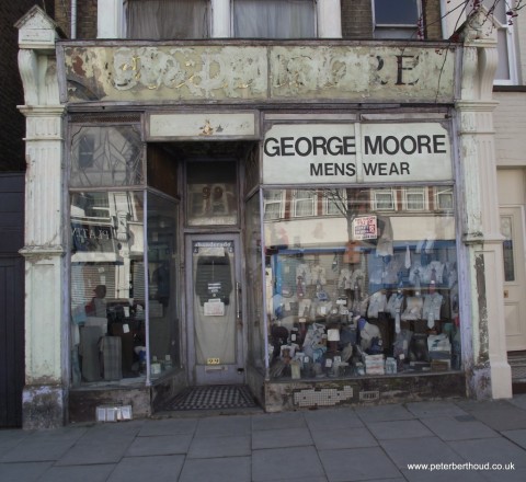 George Moore Shopfront “Gli Imperdibili della settimana”. La storia della Luna, Hirst in diretta, Street View in Amazzonia. E Toulouse Lautrec in versione molto privata…