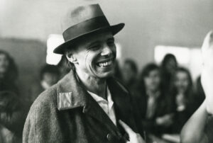 La performance sarà anche tua, ma le foto sono mie e decido io! Lo Schloss Moyland Museum vince il ricorso contro la vedova di Joseph Beuys, che impediva l’esposizione della documentazione di un’azione del ‘64