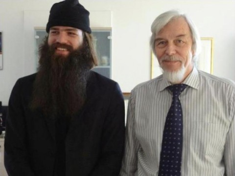 JuliusVonBismarcmeetingDirectorGeneralOfCERNbyMatthewGardiner Arte e scienza. Arriva al Cern di Ginevra Julius Von Bismarck, primo vincitore del bando “artist in residence”. Con lo zampino di Ars Electronica