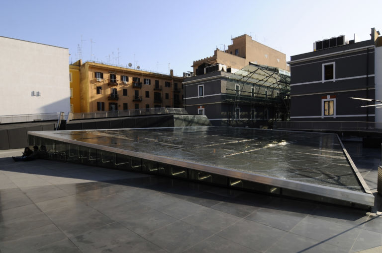 La fontana finalmente funzionante 1 Tutte le news di radio Macro. Primo multi-opening targato Pietromarchi (qui foto e videointerview con Maloberti), ma a tenere banco sono le tante novità del museo. E la Fondazione...