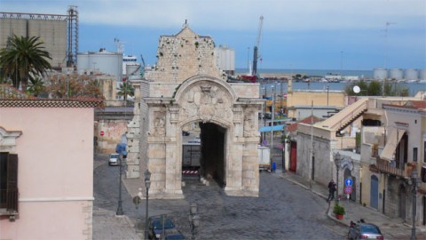 La porta Marina a Barletta Opportunità per giovani artisti pugliesi a Barletta. Il centro storico si fa bello con le opere site specific di Zonafranca Creativity