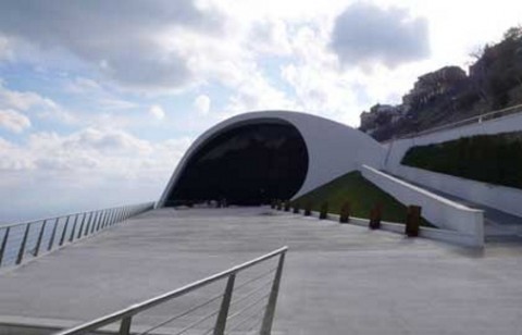L’auditorium di Niemeyer a Ravello Lo Strillone: degrado all’auditorium di Niemeyer a Ravello su La Repubblica. E poi Dalì a Roma, la Battaglia di Anghiari, arte a stelle e strisce alla Strozzina…