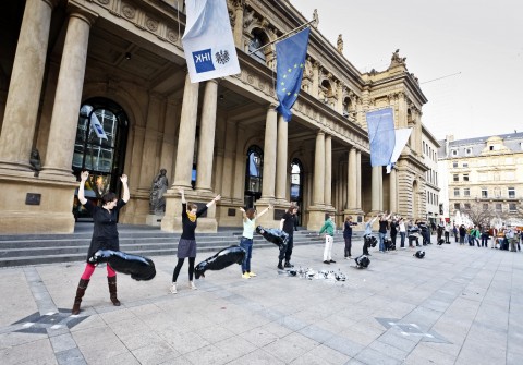 Marcello Maloberti I am the Happiness of the World performance al Frankfurter Kunstverein foto Norbert Miguletz © Frankfurter Kunstverein 14 Il regalo dello spettatore