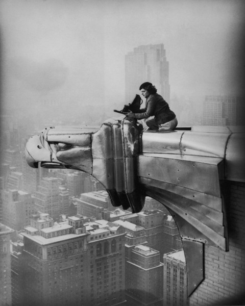 Margaret Bourke White al lavoro in cima al Chrysler Building New York 1931 Oscar Graubner. ©Estate of Margaret Bourke WhiteCourtesy Forma Galleria Milano Le donne di Life, paradigma storico del gentil sesso moderno