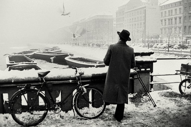 Mostra People and the City Cartier Bresson People and the city, l’arte Unicredit sbarca in Polonia. Videointerviste ed immagini dalla mostra della collezione a Torun. Ed il nastro non è ancora stato tagliato…