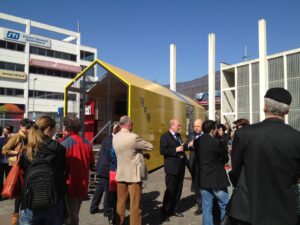 Bozen Updates: Nordest Capitale Europea della Cultura 2019, anche kunStart è l’occasione per propagandare la candidatura. Con un container giallo…