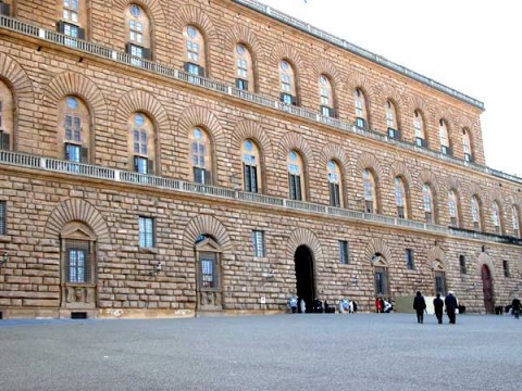 Palazzo Pitti E poi si dice che in Italia non ci sono abbastanza case popolari? A Firenze c’è chi paga 230 euro al mese per novanta metri quadrati. Dentro Palazzo Pitti