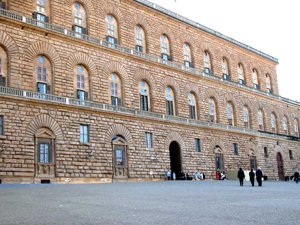 E poi si dice che in Italia non ci sono abbastanza case popolari? A Firenze c’è chi paga 230 euro al mese per novanta metri quadrati. Dentro Palazzo Pitti