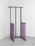 Paolo Icaro Purple Chiar67 acciaio verniciato 214 x 60 x 60 cm Courtesy P420 Un salto a Bologna. Anzi, un volo