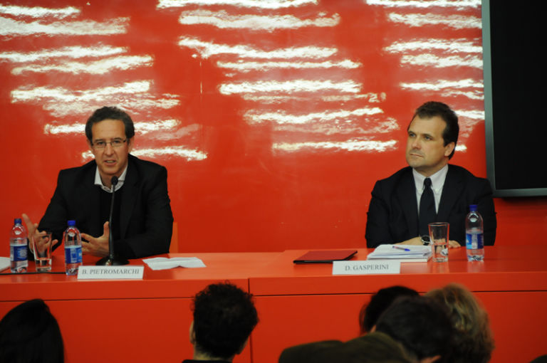 Pietromarchi e Gasperini in conferenza stampa photo Valentina Grandini Tutte le news di radio Macro. Primo multi-opening targato Pietromarchi (qui foto e videointerview con Maloberti), ma a tenere banco sono le tante novità del museo. E la Fondazione...