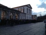 Pubblico in coda per l’anteprima della performance Marina Abramovic. The Abramovic Method 1 Live from Marina Abramovic: ma la performance la fa il pubblico. Rimediare un biglietto per l’anteprima milanese? Si “paga” con un’ora abbondante di fila, ecco le foto…