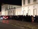 Pubblico in coda per l’anteprima della performance Marina Abramovic. The Abramovic Method 2 Live from Marina Abramovic: ma la performance la fa il pubblico. Rimediare un biglietto per l’anteprima milanese? Si “paga” con un’ora abbondante di fila, ecco le foto…