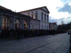 Live from Marina Abramovic: ma la performance la fa il pubblico. Rimediare un biglietto per l’anteprima milanese? Si “paga” con un’ora abbondante di fila, ecco le foto…