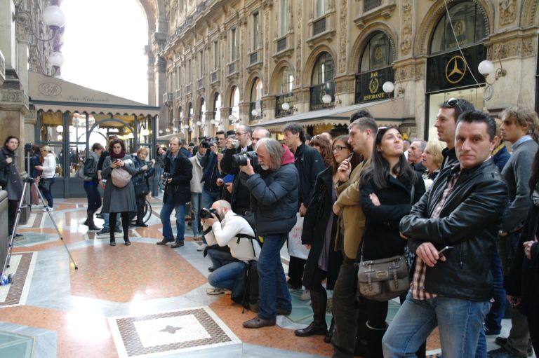 Satoboy The Wall Milano 5 Tutto qui? A Milano in Galleria si celebra The Wall dei Pink Floyd, ed a ricostruire il muro arriva una celebre Street Art crew. Ecco le foto dei Satoboy all’opera…