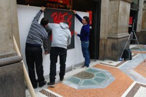 Tutto qui? A Milano in Galleria si celebra The Wall dei Pink Floyd, ed a ricostruire il muro arriva una celebre Street Art crew. Ecco le foto dei Satoboy all’opera…
