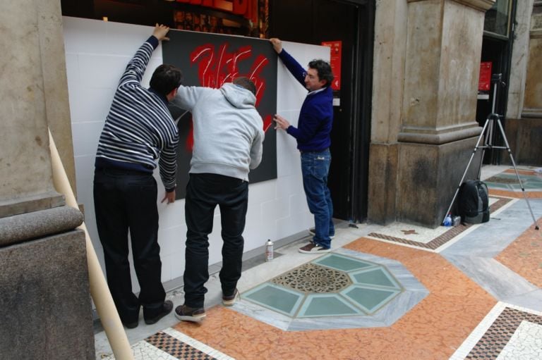 Satoboy The Wall Milano 6 Tutto qui? A Milano in Galleria si celebra The Wall dei Pink Floyd, ed a ricostruire il muro arriva una celebre Street Art crew. Ecco le foto dei Satoboy all’opera…