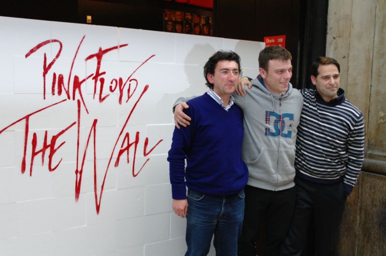 Satoboy The Wall Milano 9 Tutto qui? A Milano in Galleria si celebra The Wall dei Pink Floyd, ed a ricostruire il muro arriva una celebre Street Art crew. Ecco le foto dei Satoboy all’opera…