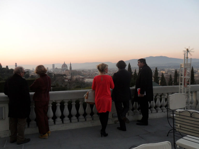 Sulla terrazza di spalle lAmbasciatore dellAlbania Llesh Kola e lartista Alfred Milot Mirashi Una chiave per aprire Firenze. Entra nel vivo Artour-O 2012, su Artribune le immagini dell’opening a Villa La Vedetta