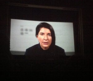 Marina Abramovic da piangere. The Artist is Present lascia in lacrime gli spettatori. È successo a Firenze, al cinema Odeon. Foto e video qui