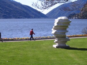 Tony Cragg a Lugano. Una festa di forme e materiali, che invade la villa e il parco Ciani. Ecco le prime foto, in attesa dell’intervista su Artribune…