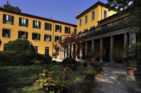 Villa Camerata lostello della gioventù di Firenze Un po’ scuola, un po’ albergo. Essenziale, giovane e molto creativo: è l’ostello italiano del futuro. Anzi l’ostHello. Dove si dorme, ma si fa anche cinema, teatro, arte…