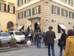 Walk show foto Emanuele Merighella 1 In giro per la Firenze storica, armati di smartphone. Codici QR per illustrare le opere in mostra, è la mise techno di Artour-O 2012