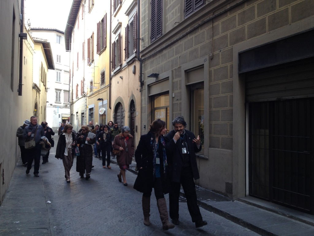 In giro per la Firenze storica, armati di smartphone. Codici QR per illustrare le opere in mostra, è la mise techno di Artour-O 2012