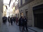 Walk show foto Emanuele Merighella 2 In giro per la Firenze storica, armati di smartphone. Codici QR per illustrare le opere in mostra, è la mise techno di Artour-O 2012