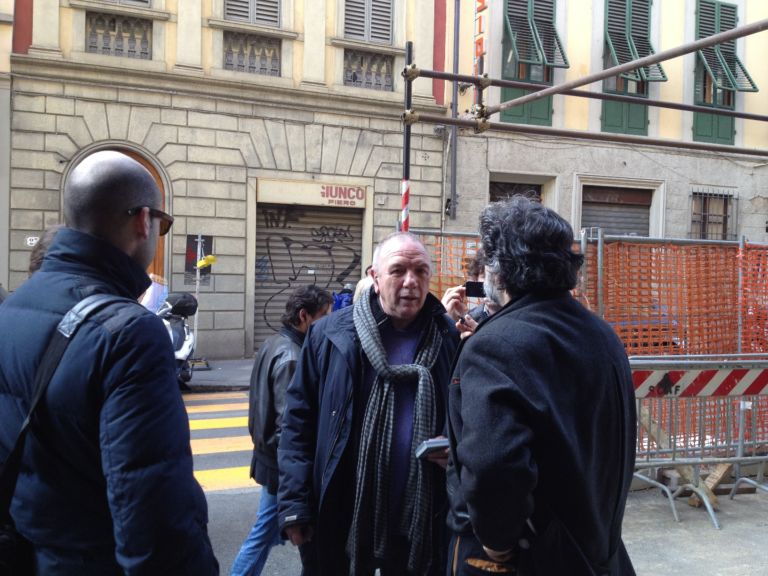 Walk show foto Emanuele Merighella 3 In giro per la Firenze storica, armati di smartphone. Codici QR per illustrare le opere in mostra, è la mise techno di Artour-O 2012