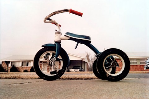 William Eggleston Memphis Tricycle 1969 1970 Christie’s New York non riposa. Appena conclusa l’auction-week, si riparte con l’asta monografica per William Eggleston