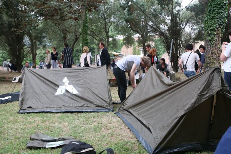 il Pirate Camp 54ma Biennale di Venezia Coniglioviola cerca contributi critici per un art-book. Pirata, accampato o artista? Il Pirate-Camp passa dalla pratica alla teoria