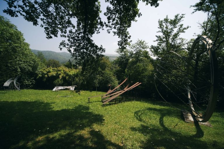 Alice Aycock Le reti di Re Solomone 1982 acciaio cemento marmo Fattoria di Celle Collezione Gori foto Carlo Fei Festa di compleanno in Provenza. Fotogallery dalla Collezione Gori, che festeggia i trent’anni alla Fondation Maeght di Saint-Paul de Vence