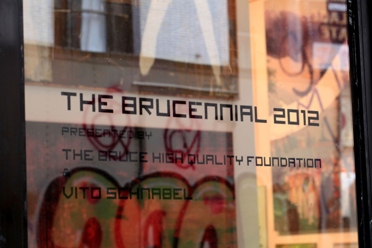 BRUCENNIAL 2012 28 A Nyc si continua a chiacchierare di lei, la Brucennial. Detta pure anti-Whitney. Ancora due settimane per godersi la frizzante creatura di Vito Schnabel, figlio d’arte col pallino per le provocazioni intelligenti