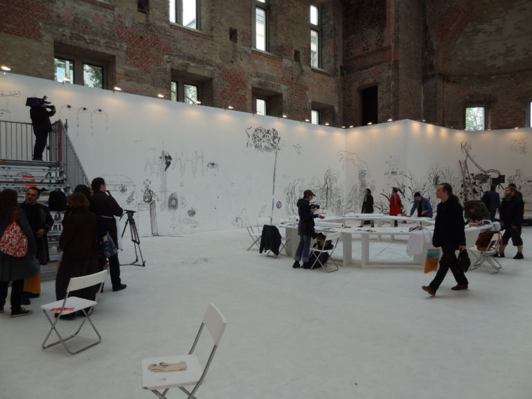Biennale di Berlino Pawel Althamer 4 Berlin Updates: people have the Pawel. Althamer racconta ad Artribune il progetto The Draftsmen’s Congress realizzato per la Biennale, in cui le persone dibattono per immagini...