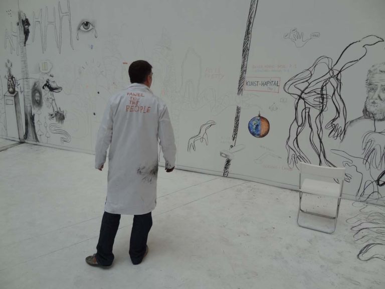 Biennale di Berlino Pawel Althamer 6 Berlin Updates: people have the Pawel. Althamer racconta ad Artribune il progetto The Draftsmen’s Congress realizzato per la Biennale, in cui le persone dibattono per immagini...