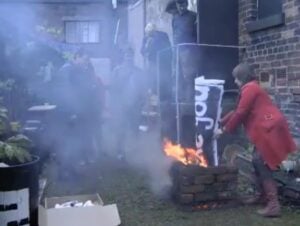 L’avreste mai detto? L’incendiaria protesta antitagli del CAM di Casoria si internazionalizza. Da Stoke-on-Trent il video del rogo solidale e catartico: è la CAM Art War inglese