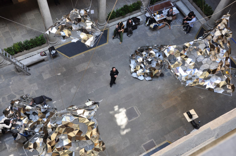 DSC 0193 L'Italia non è un paese per artisti. Loris Cecchini inaugura l'installazione site specific a Palazzo Strozzi per la Notte Bianca di Firenze poi piglia e se ne va. A Berlino