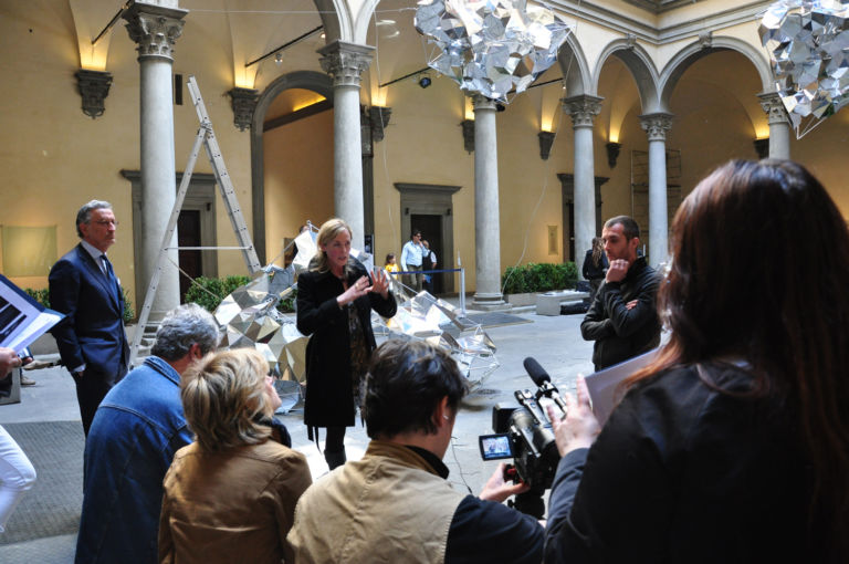 DSC 0210 L'Italia non è un paese per artisti. Loris Cecchini inaugura l'installazione site specific a Palazzo Strozzi per la Notte Bianca di Firenze poi piglia e se ne va. A Berlino