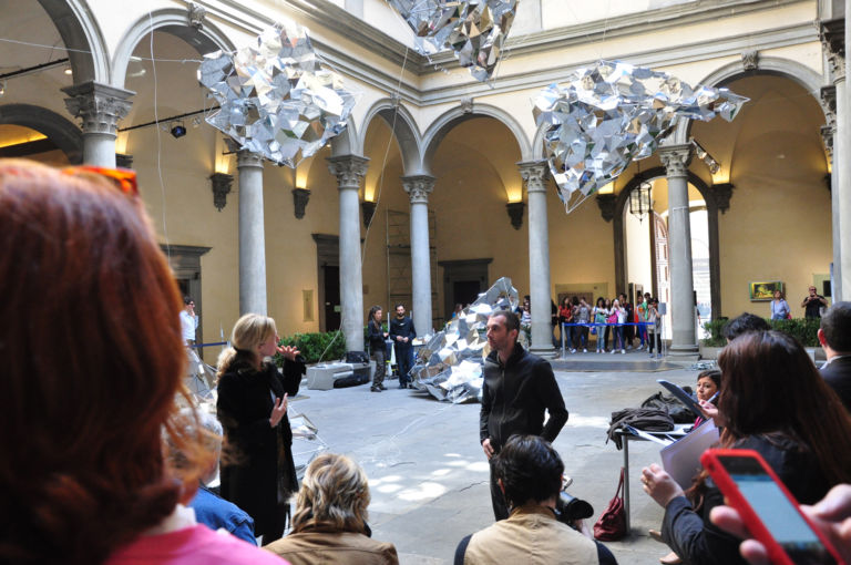 DSC 0211 L'Italia non è un paese per artisti. Loris Cecchini inaugura l'installazione site specific a Palazzo Strozzi per la Notte Bianca di Firenze poi piglia e se ne va. A Berlino