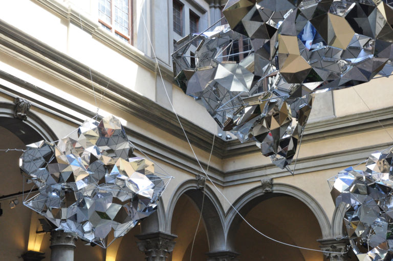 DSC 0217 L'Italia non è un paese per artisti. Loris Cecchini inaugura l'installazione site specific a Palazzo Strozzi per la Notte Bianca di Firenze poi piglia e se ne va. A Berlino