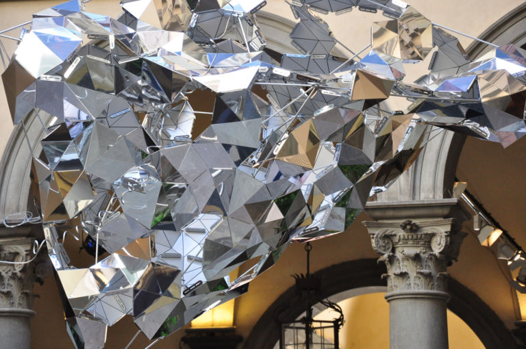 DSC 0218 L'Italia non è un paese per artisti. Loris Cecchini inaugura l'installazione site specific a Palazzo Strozzi per la Notte Bianca di Firenze poi piglia e se ne va. A Berlino