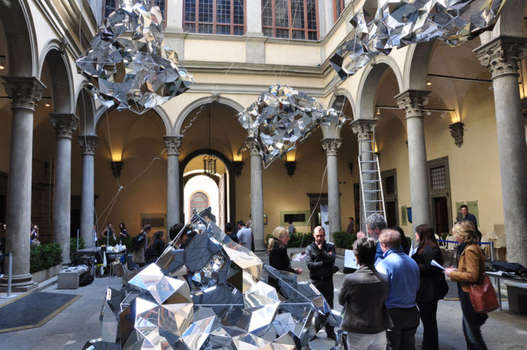 DSC 0234 L'Italia non è un paese per artisti. Loris Cecchini inaugura l'installazione site specific a Palazzo Strozzi per la Notte Bianca di Firenze poi piglia e se ne va. A Berlino