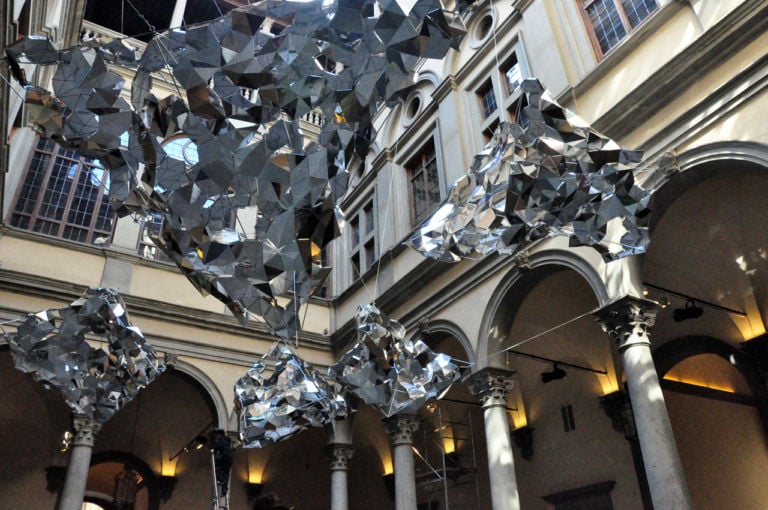 DSC 0315 1280 L'Italia non è un paese per artisti. Loris Cecchini inaugura l'installazione site specific a Palazzo Strozzi per la Notte Bianca di Firenze poi piglia e se ne va. A Berlino