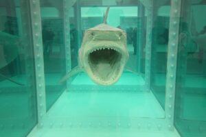 For the Love of Hirst. Lui non c’era, ma Artribune sì: ecco le prime immagini e video dalla megamostra alla Tate Modern