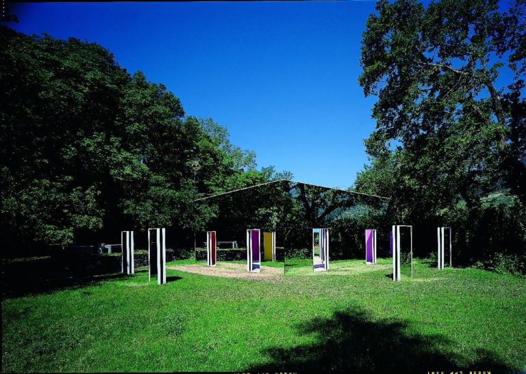 Daniel Buren 1 La Cabane éclatée aux 4 salles costruzione con specchi 2004 5 Fattoria di Celle Collezione Gori foto Aurelio Amendola Festa di compleanno in Provenza. Fotogallery dalla Collezione Gori, che festeggia i trent’anni alla Fondation Maeght di Saint-Paul de Vence