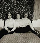 Diane Arbus Triplets in their bedroom N.J. 1963 New York, fotografia a tutto spiano. Archiviata la fiera, partono le grandi aste. Da Diane Arbus a Sophie Calle, passando per Stieglitz e Woodman. Un banchetto per collezionisti fissati con la pellicola