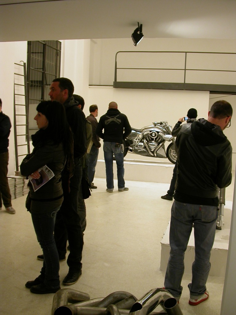 Duu MC Magma Milano 5 Saloni Updates: eccentrica Zonatortona, in questi giorni ci trovi pure le motociclette “sartoriali”, limited edition. Avete capito, sono quelle Cr&S motorcycles, già viste al party Artribune…
